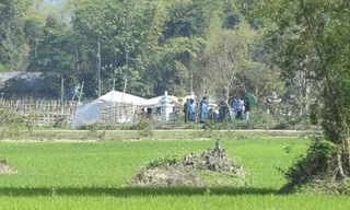 Việc khám nghiệm được tiến hành rất nghiêm ngặt, chỉ có người nhà nạn nhân được tiếp cận. Ảnh: VOV