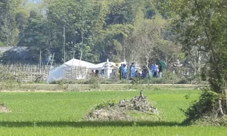 Việc khám nghiệm được tiến hành rất nghiêm ngặt, chỉ có người nhà nạn nhân được tiếp cận. Ảnh: VOV