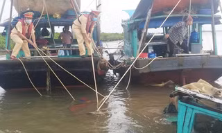 Tổ công tác Thuỷ đoàn I phối hợp cùng người dân trục vớt tàu của anh Hoàng.