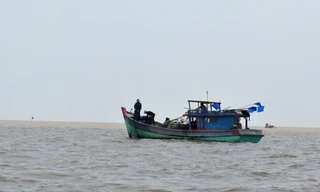 Đột kích thuyền cá trên biển để bắt nghi can giết người