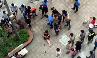 Người dân tập trung tại hiện trường vụ việc. Ảnh: Dân trí