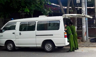 Công an khám nghiệm hiện trường, đưa thi thể nạn nhân về nhà xác bệnh viện sáng 3/5