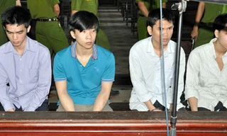 Trúc (ngoài cùng bên trái) cùng 3 đồng phạm kháng cáo xin giảm nhẹ hình phạt. Ảnh: Quốc Thắng