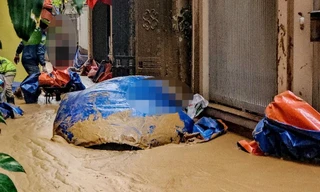 Cận cảnh bùn từ máy đào hầm metro Nhổn - ga Hà Nội phun tràn ngõ phố