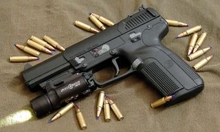 Gã trai dùng súng đe dọa nhóm khách ở quán nhậu