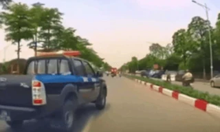 Xác minh ô tô biển xanh liên tục 'tạt đầu', chửi bới tài xế xe khác trên đường