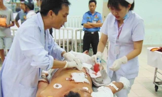 Bác sĩ đang kiểm tra vết thương trên người ông L