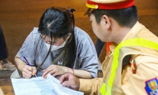 Uống 2 cốc bia mừng nghỉ lễ, người phụ nữ hoảng loạn khi thấy CSGT