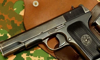 Nam sinh mang súng khoe bạn, 1 người bị thương