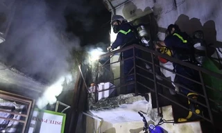 Lực lượng PCCC tiếp cận ngôi nhà bị cháy để dập lửa. Ảnh: CTV