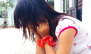 Teen 14 tuổi tự nguyện trao thân cho gã thợ xăm