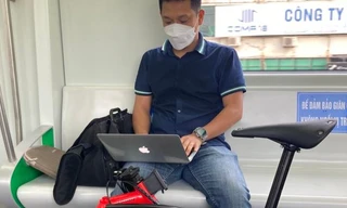 Giá xăng tăng, dân công sở ở Hà Nội đạp xe đi làm, thay ô tô bằng tàu điện