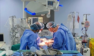 Cô giáo trẻ vượt 300km ra Hà Nội 'xẻ' một phần gan cứu em trai '9 phần tử vong'