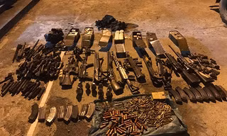 Số vũ khí phát hiện trong nhà Tuân. Ảnh: Công an Sơn La