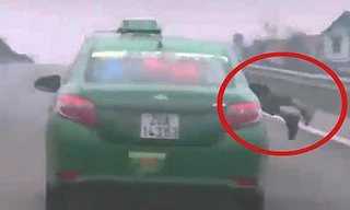 Taxi lao nhanh trên cao tốc Hà Nội - Thái Nguyên. Ảnh cắt từ video