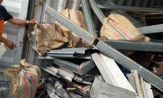 Các bao tải chứa cocaine để lẫn cùng sắt thép phế liệu torng container