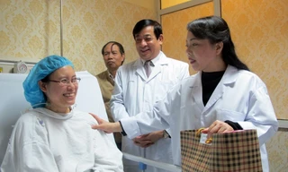 Bộ trưởng Y tế Nguyễn Thị Kim Tiến (phải) chúc bác sĩ Hạnh sớm khỏe để trở lại với công việc