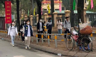 Cận cảnh vỉa hè Hà Nội bị quây rào sắt, người đi bộ xuống đường