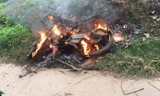 Chiếc xe máy bị đốt rụi