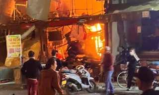 Video: Tiếng nổ rung trời và hiện trường hoang tàn sau vụ cháy khiến nhiều người bị thương ở Hà Nội