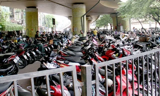 Người không đóng phí bảo trì đường bộ xe máy có thể sẽ bị xử phạt. Ảnh: Minh Minh