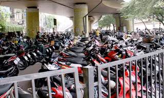 Người không đóng phí bảo trì đường bộ xe máy có thể sẽ bị xử phạt. Ảnh: Minh Minh