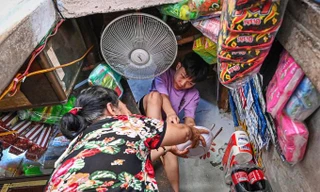 Chuyện đời buồn của gia đình ba thế hệ sống trong căn nhà 6m2 ở Hà Nội