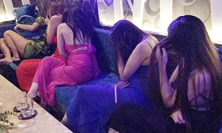 Các nữ nhân viên tại nhà hàng Một Trăm Mười