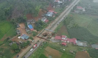 Hiện trường tìm kiếm người đi xe máy rơi 'hố tử thần': Lòng hố biến đổi kỳ lạ