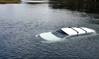 Ôtô rơi xuống ao, tài xế tử vong