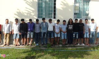 Những người tham gia đánh bạc bị tạm giữ. Ảnh: Công an cung cấp