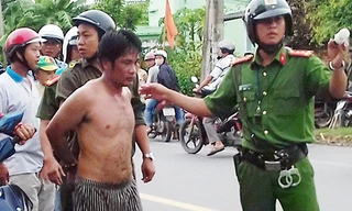 Kẻ ngáo đá định cướp taxi bị bắt. Ảnh: H.N