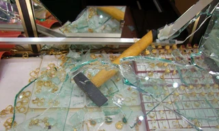 Đột nhập tiệm kim hoàn, trộm hơn chục lượng vàng