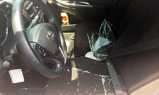 Ôtô bị kẻ trộm đập vỡ kính