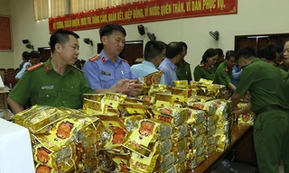 Nhà chức trách kiểm đếm tang vật. Ảnh: C.A 