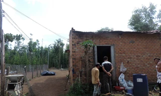 Cửa sau chòi dính nhiều vết máu