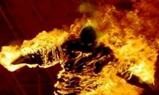 Đang điều khiển xe bất ngờ bị tạt xăng, châm lửa đốt