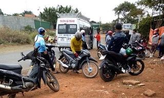 Người dân tập trung bên ngoài ngôi nhà nơi phát hiện vụ việc (Ảnh: Người đưa tin)