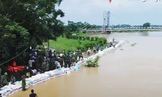 Nước dâng nhanh, hơn 700 người được huy động hộ đê ở Hà Nội