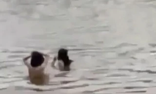 2 người trong clip cởi đồ tắm ở hồ Gươm là nam giới