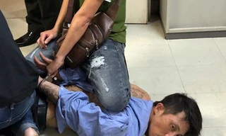 Kẻ ngáo đá bị khống chế. Ảnh: An ninh sân bay