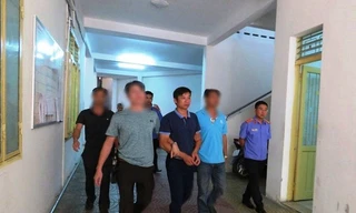 Ông Đinh Văn Long (đi giữa, hàng đầu) bị bắt tạm giam vì có hành vi làm sai lệch hồ sơ vụ án