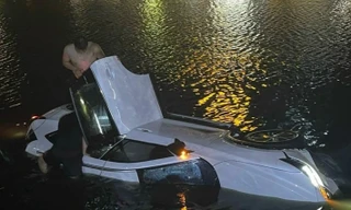 Ô tô lao xuống sông, tài xế tử vong