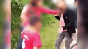 Mẹ kéo hai con đi đánh ghen, dí dao ép 'tình địch' vào ôtô