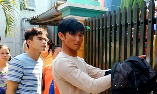 Phú lúc diễn tả hành vi đột nhập vào nhà bà Nga