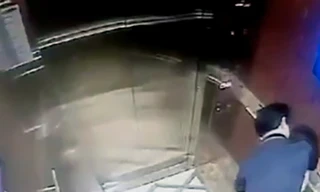 Bé gái bị ông Linh ôm ghì trong thang máy