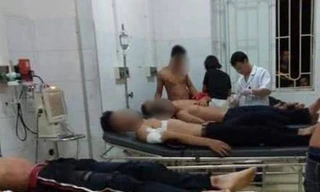 Cảnh tượng nhiều thanh niên bị thương phải nhập viện điều trị sau màn hỗn chiến