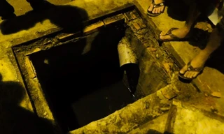 Thanh niên chui dưới cống trốn công an