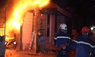 Bị ném xăng phóng hỏa tại nhà, một giám đốc bỏng nặng