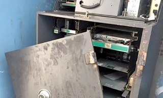 Người đàn ông nước ngoài phá trụ ATM ở Nha Trang